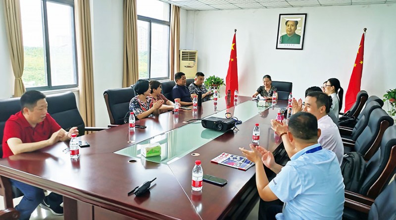 部分參觀團成員正在安徽振新孛辰包裝機械公司會議室深入學習《習近平總書記在企業(yè)家座談會上重要講話》精神