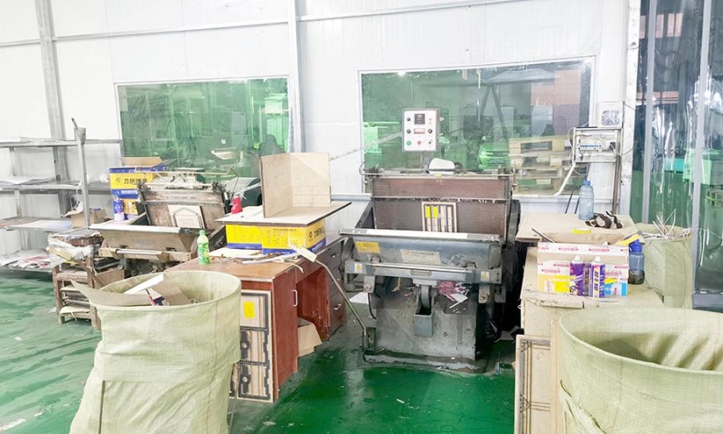 兩臺手動模切機，可零星、快速地模切出成品