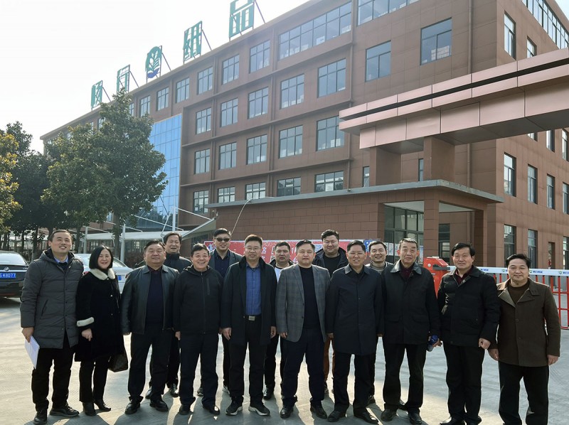 蒙城縣文旅體局黨組書記、局長尹杰（前排中右）和安徽暢行紙品公司董事長黃仲才（前排左三）與走訪團(tuán)成員合影